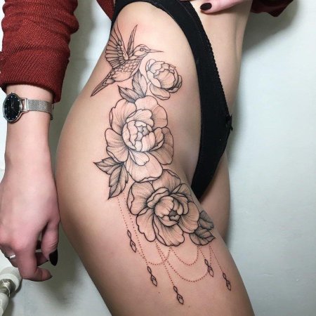 Тату на бедре