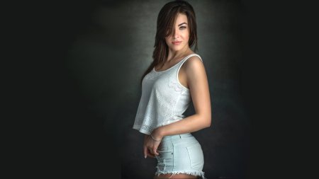 Девушка в майке