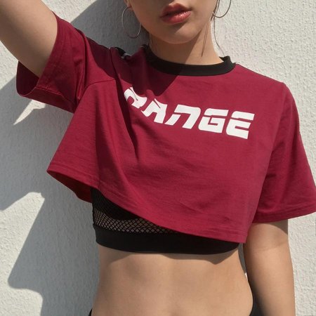 Девушка в короткой футболке