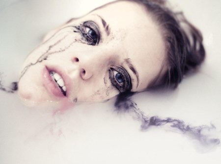 Девушка с потекшей тушью