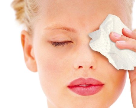 Девушка с ватным диском