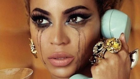 Девушка плачет с макияжем