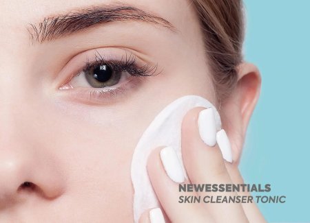 Девушка протирает лицо ватным диском