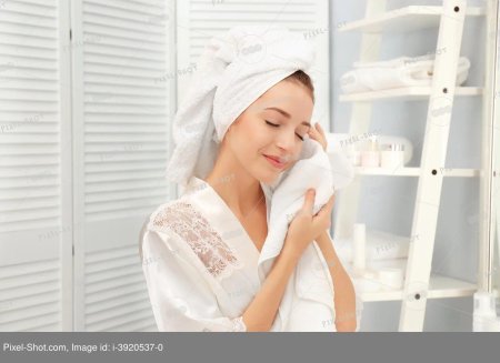 Девушка в полотенце