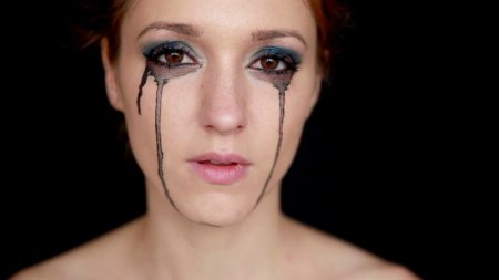 Девушка с размазанной тушью