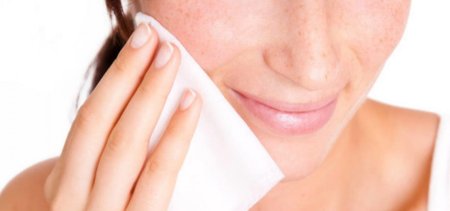 Вытирать лицо салфеткой