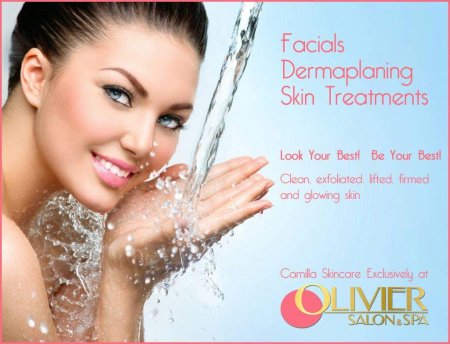 Девушка в брызгах воды