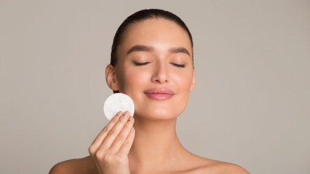 Девушка протирает лицо ватным диском