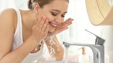 Женщина умывается