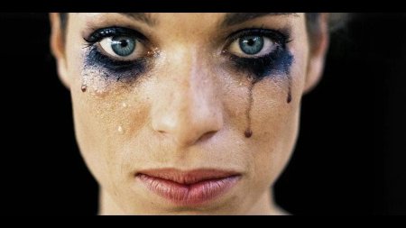 Девушка с потекшей тушью