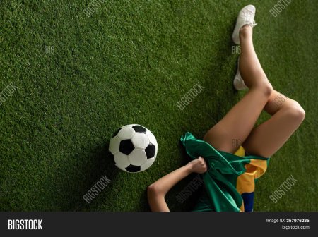 Девушка на футбольном поле