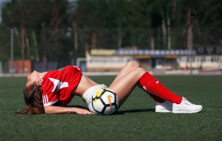 Девушка на футбольном поле