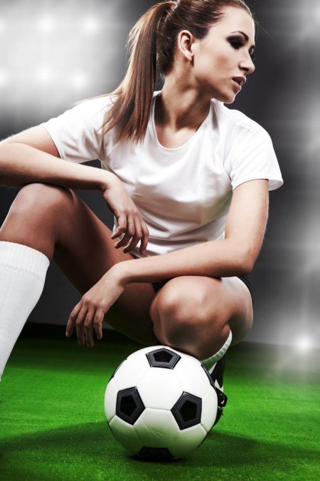 Девушка с футбольным мячом