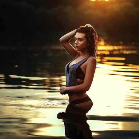 Девушка у пруда