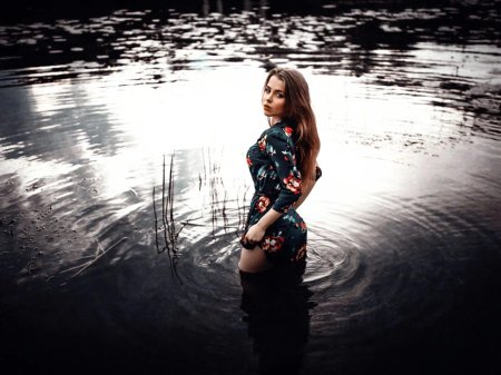 Девушка в воде