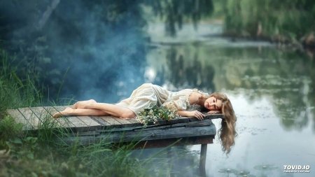 Блондинка у водоема