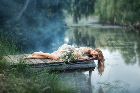 Блондинка у водоема