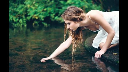 Девушка у реки