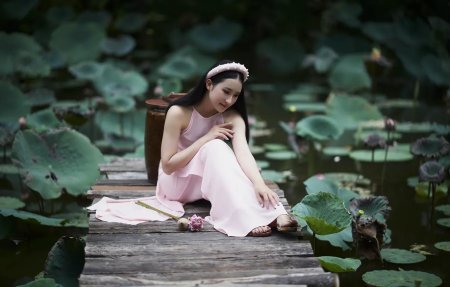 Девушка у пруда