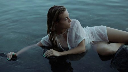 Девушки в мокрой одежде