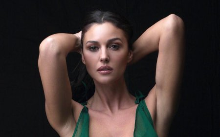 Моника беллуччи с женщиной