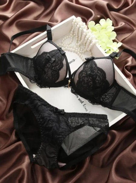 Комплект черного кружевного белья