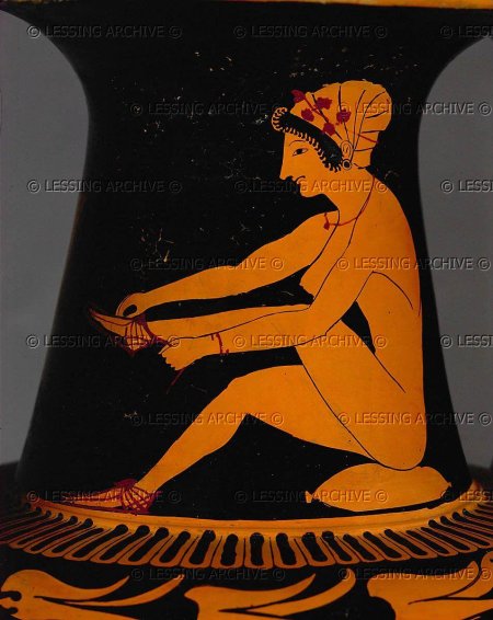 Гетера надевающая сандали вазопись