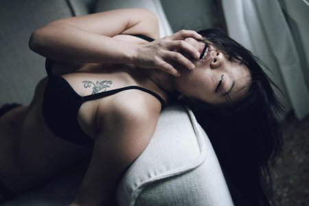 Девушка любит свое тело