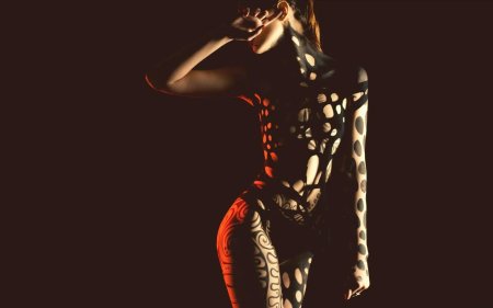 Женское тело на черном фоне