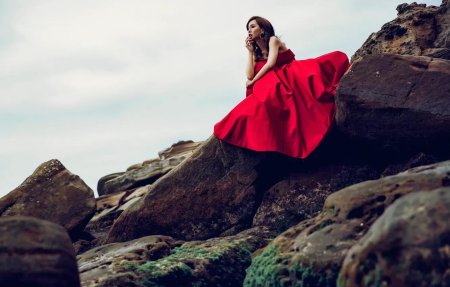 Девушка в платье на скале
