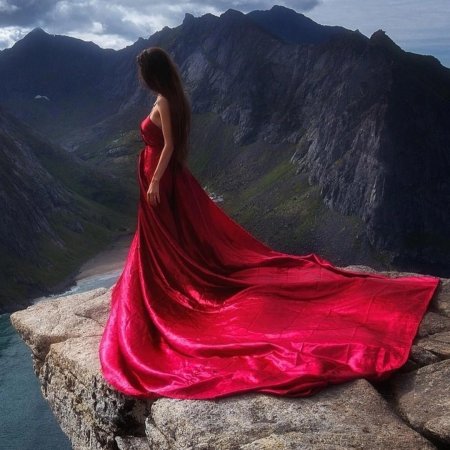 Девушка в длинном платье