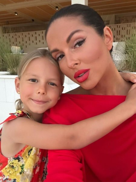 Нюша с дочкой