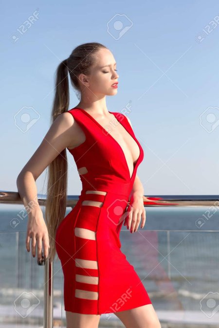 Ярко красное платье