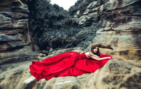Девушка в Красном платье на скале