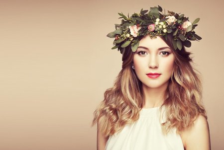 Женщина с венком на голове