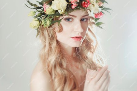 Девушка с венком на голове