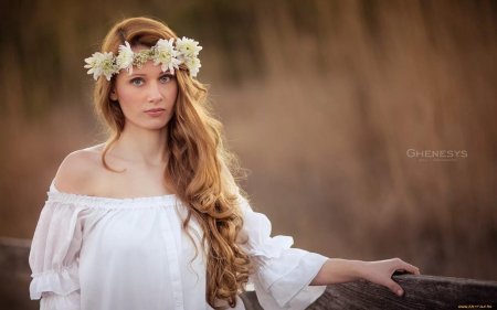 Девушка в венке