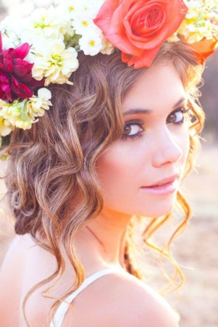 Девушка с венком на голове
