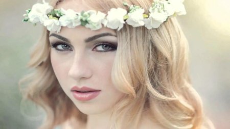 Женщина в венке из цветов