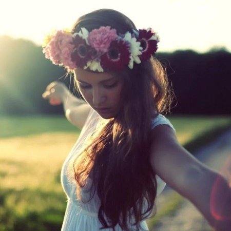 Девушка в венке из цветов