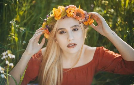 Девушка в венке из цветов