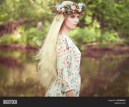 Блондинка с венком на голове