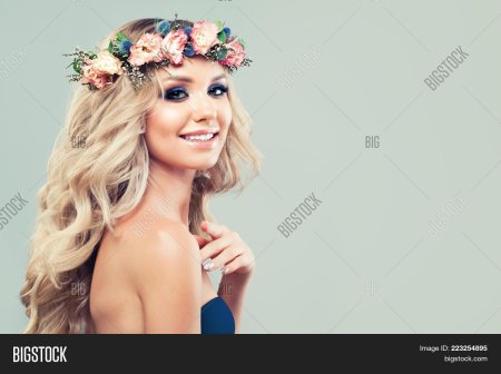 Красивая молодая женщина