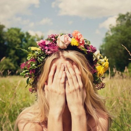 Девушка в венке из цветов