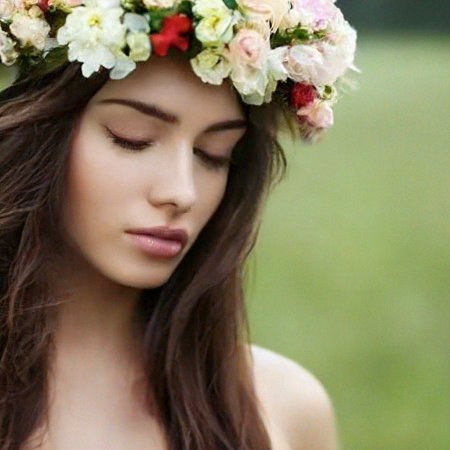 Красивая девушка в венке