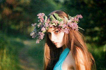 Девушка в венке из цветов