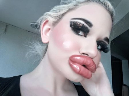 Баба с большими губами