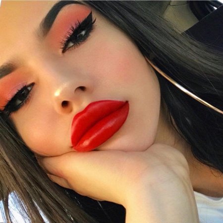 Яркая помада