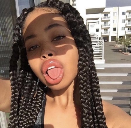 Негритянка с большой губой