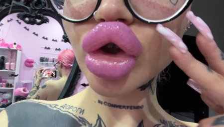 Женщина с большими губами